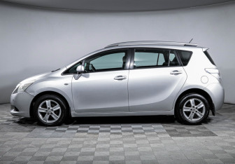 Подержанный автомобиль Toyota Verso 2010 года (8 фото)
