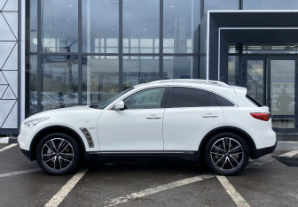 Подержанный автомобиль Infiniti QX70 2016 года (8 фото)