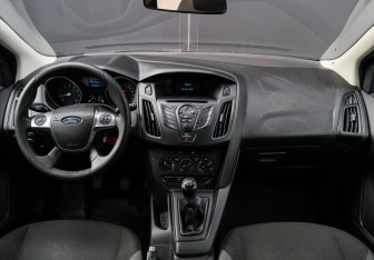 Подержанный автомобиль Ford Focus Hatchback 2013 года (9 фото)