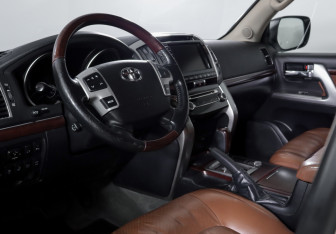 Подержанный автомобиль Toyota Land Cruiser Suv 2014 года (14 фото)