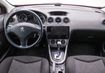Подержанный автомобиль Peugeot 308 Hatchback 2011 года (13 фото)