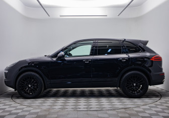 Подержанный автомобиль Porsche Cayenne 2015 года (2 фото)