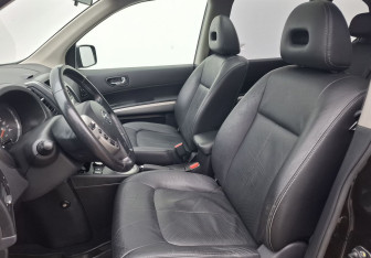 Подержанный автомобиль Nissan X-Trail 2010 года (10 фото)