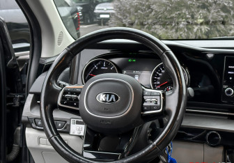 Подержанный автомобиль Kia Carnival 2021 года (15 фото)