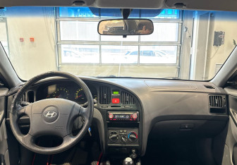 Подержанный автомобиль Hyundai Elantra Sedan 2005 года (12 фото)