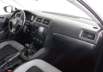 Подержанный автомобиль Volkswagen Jetta Sedan 2012 года (10 фото)