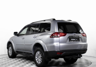 Подержанный автомобиль Mitsubishi Pajero Sport 2010 года (7 фото)