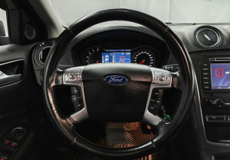 Подержанный автомобиль Ford Mondeo Sedan 2013 года (12 фото)