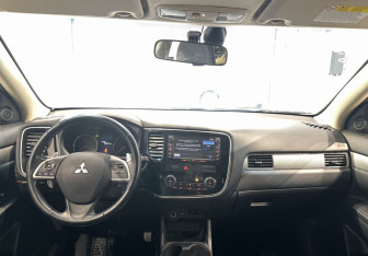 Подержанный автомобиль Mitsubishi Outlander 2013 года (11 фото)