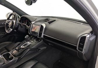 Подержанный автомобиль Porsche Cayenne 2017 года (25 фото)