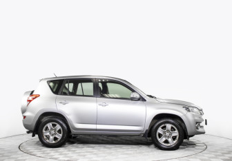 Подержанный автомобиль Toyota RAV4 2011 года (4 фото)