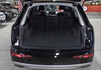 Подержанный автомобиль Audi Q7 2017 года (10 фото)