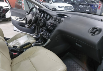 Подержанный автомобиль Peugeot 308 Hatchback 2012 года (11 фото)