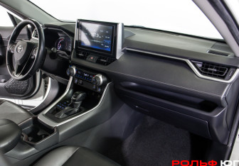 Подержанный автомобиль Toyota RAV4 2021 года (7 фото)