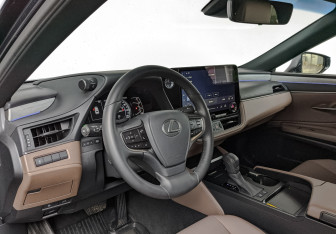 Подержанный автомобиль Lexus ES 2025 года (15 фото)