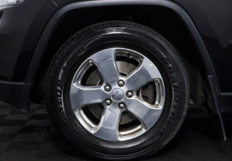 Подержанный автомобиль Jeep Grand Cherokee 2012 года (19 фото)