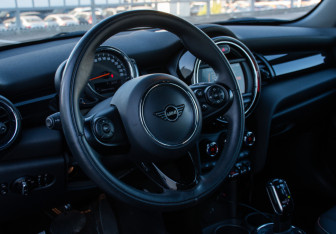 Подержанный автомобиль MINI Hatch 2020 года (12 фото)