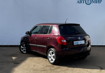 Подержанный автомобиль Skoda Fabia Hatchback 2012 года (7 фото)