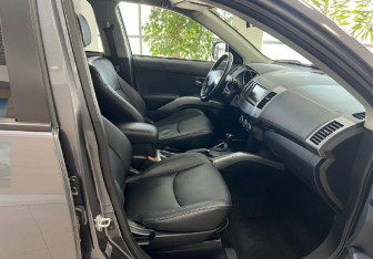 Подержанный автомобиль Mitsubishi Outlander 2012 года (18 фото)