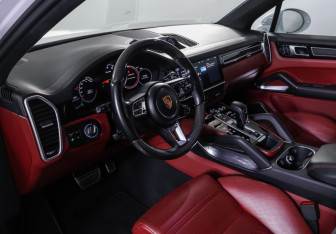 Подержанный автомобиль Porsche Cayenne 2018 года (15 фото)