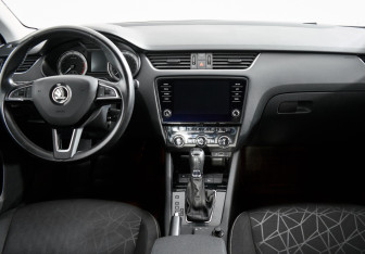 Подержанный автомобиль Skoda Octavia Liftback 2019 года (12 фото)