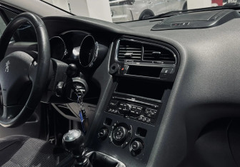 Подержанный автомобиль Peugeot 5008 Compactvan 2011 года (12 фото)