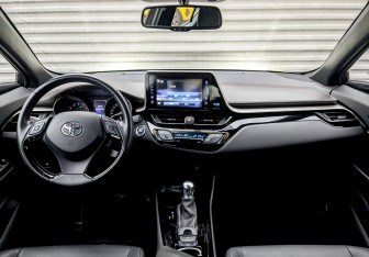 Подержанный автомобиль Toyota C-HR 2019 года (15 фото)