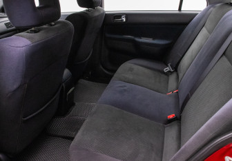 Подержанный автомобиль Mitsubishi Lancer Sedan 2004 года (11 фото)