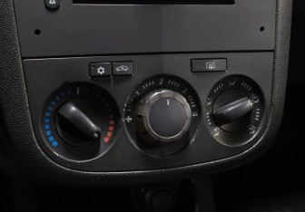 Подержанный автомобиль Opel Corsa 2008 года (18 фото)