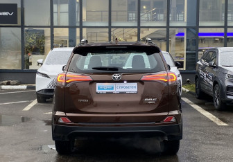 Подержанный автомобиль Toyota RAV4 2016 года (6 фото)