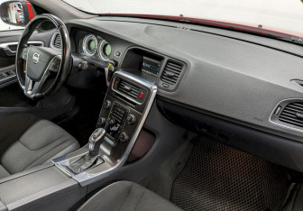 Подержанный автомобиль Volvo S60 2012 года (20 фото)