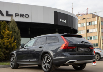 Подержанный автомобиль Volvo V90 Cross Country 2017 года (5 фото)