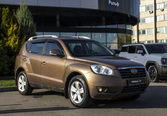 Подержанный автомобиль Geely Emgrand X7 2015 года (3 фото)