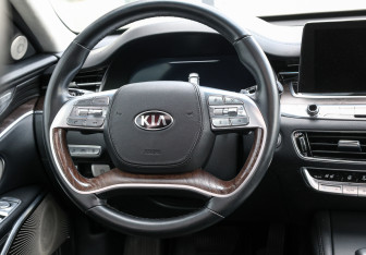 Подержанный автомобиль Kia K900 2019 года (18 фото)