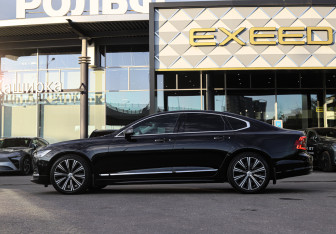Подержанный автомобиль Volvo S90 2021 года (8 фото)