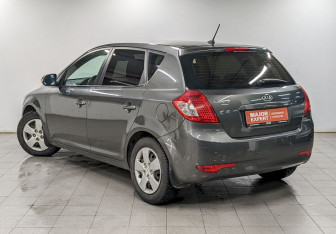 Подержанный автомобиль Kia Ceed Hatchback 2012 года (7 фото)