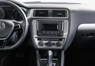 Подержанный автомобиль Volkswagen Jetta Sedan 2018 года (8 фото)