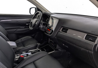 Подержанный автомобиль Mitsubishi Outlander 2019 года (13 фото)