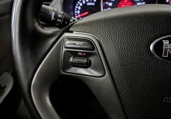 Подержанный автомобиль Kia Rio Sedan 2016 года (25 фото)