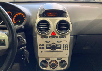 Подержанный автомобиль Opel Corsa 2008 года (15 фото)
