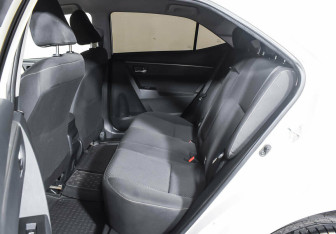 Подержанный автомобиль Toyota Corolla Sedan 2015 года (14 фото)