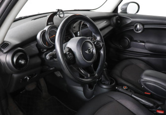 Подержанный автомобиль MINI Hatch 2017 года (9 фото)