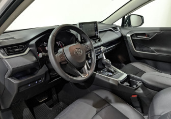 Подержанный автомобиль Toyota RAV4 2021 года (15 фото)