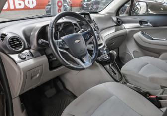 Подержанный автомобиль Chevrolet Orlando 2013 года (18 фото)
