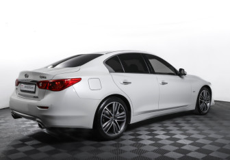 Подержанный автомобиль Infiniti Q50 2016 года (5 фото)