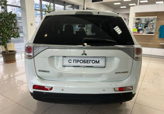 Подержанный автомобиль Mitsubishi Outlander 2013 года (6 фото)