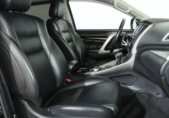 Подержанный автомобиль Mitsubishi Pajero Sport 2017 года (16 фото)