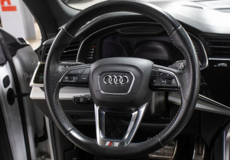 Подержанный автомобиль Audi Q8 2020 года (15 фото)