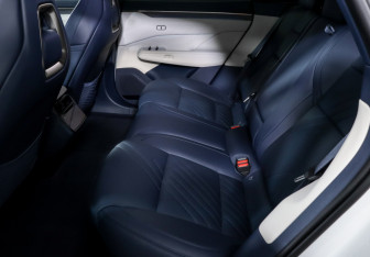 Подержанный автомобиль Zeekr 001 2024 года (10 фото)