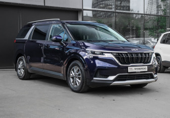 Подержанный автомобиль Kia Carnival 2021 года (3 фото)